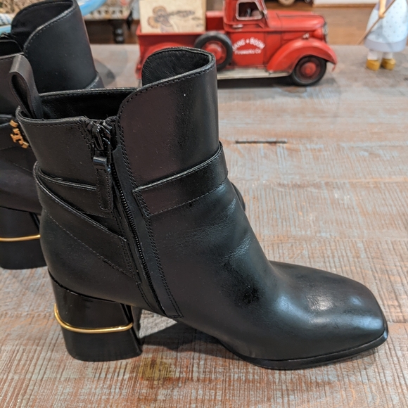 Gorgeous Tory Burch Signature Black Boots, Size 7.5 - Picture 2 of 8